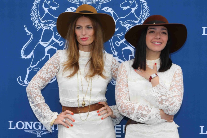 Le duo Brigitte, chapeauté s'il vous plaît, a animé ce Prix...