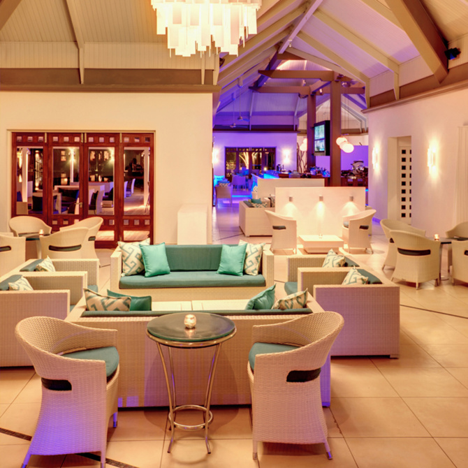 Confort et modernité caractérisent le coin bar très prisé par la clientèle Confort et modernité caractérisent le coin bar très prisé par la clientèle