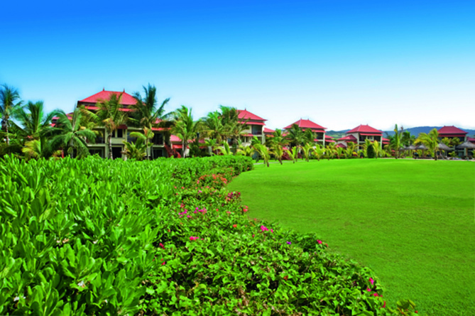 Un jardin particulièrement bien entretenu, que dominent les bungalows au toit rouge Un jardin particulièrement bien entretenu, que dominent les bungalows au toit rouge