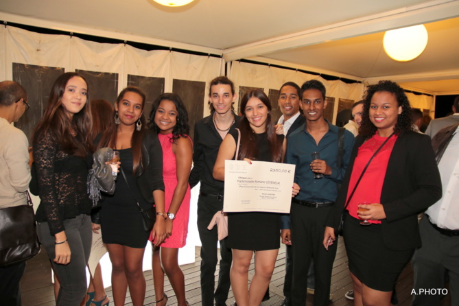 Une lauréate avec ses ami(e)s Une lauréate avec ses ami(e)s