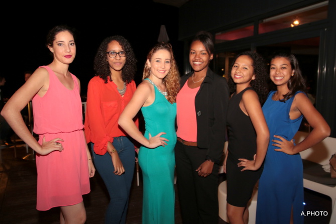 Les étudiantes en pose miss ou mannequin, au choix! Les étudiantes en pose miss ou mannequin, au choix!