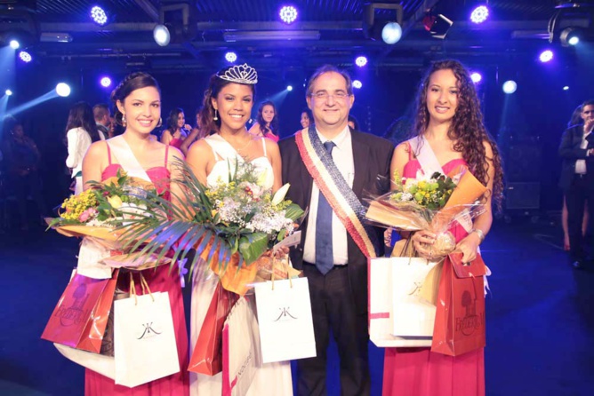 Lisa Payet, 1ère dauphine, Ericka Olivier, Miss Salazie 2016, Stéphane Fouassin, maire de Salazie, et Nely Bancala, 2ème dauphine