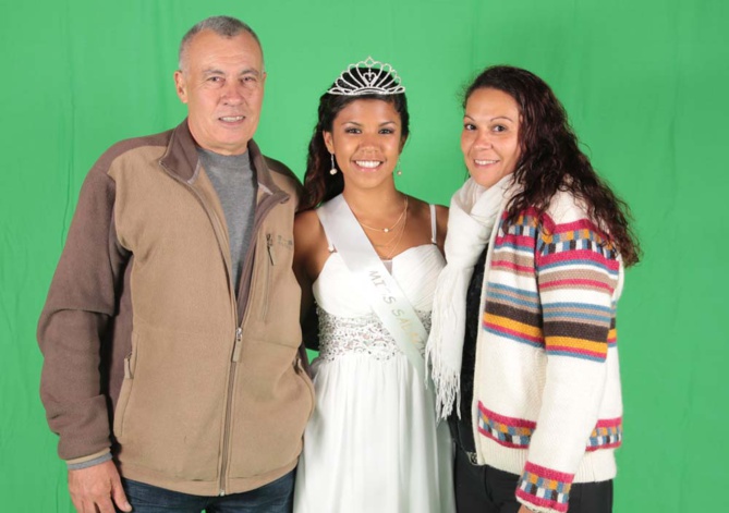 Ericka avec ses parents Ericka avec ses parents