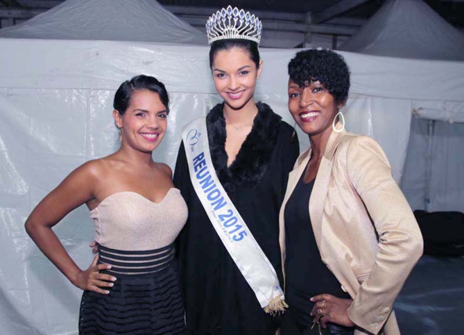 Azuima Issa avec deux artistes de la soirée Azuima Issa avec deux artistes de la soirée