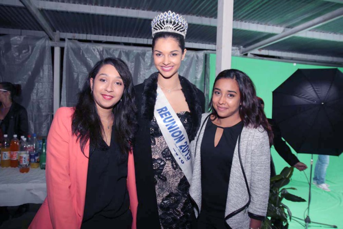 Azuima avec Aurélie Grondin, (à droite), représentant la Bijouterie Kalidas, et son amie Azuima avec Aurélie Grondin, (à droite), représentant la Bijouterie Kalidas, et son amie