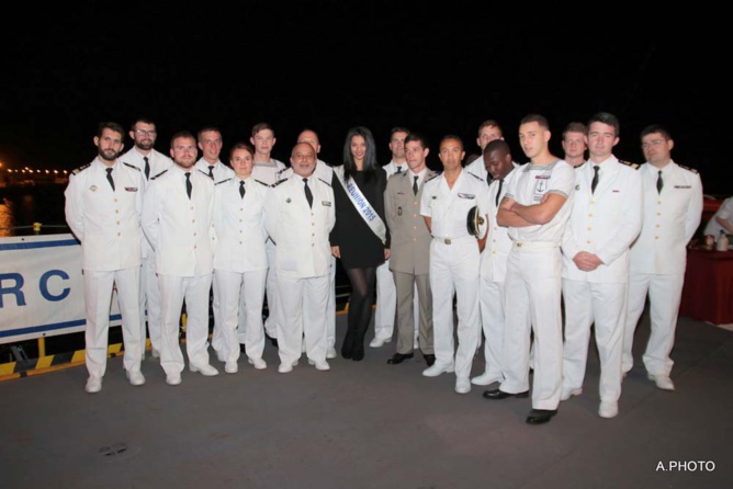 Miss Réunion avec une partie de l'équipage du "Tonnerre" Miss Réunion avec une partie de l'équipage du "Tonnerre"