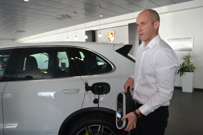 Bertrand Chartier, le directeur du Centre Porsche Réunion, montre le chargeur du Cayenne hybride Bertrand Chartier, le directeur du Centre Porsche Réunion, montre le chargeur du Cayenne hybride