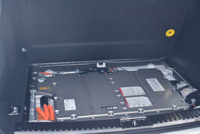 La batterie est dans le coffre La batterie est dans le coffre