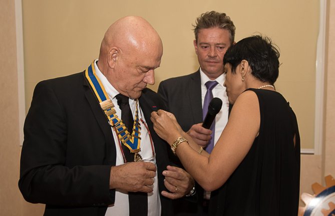 Nathalie Bertin a passé le collier à Bruno Cachera Nathalie Bertin a passé le collier à Bruno Cachera