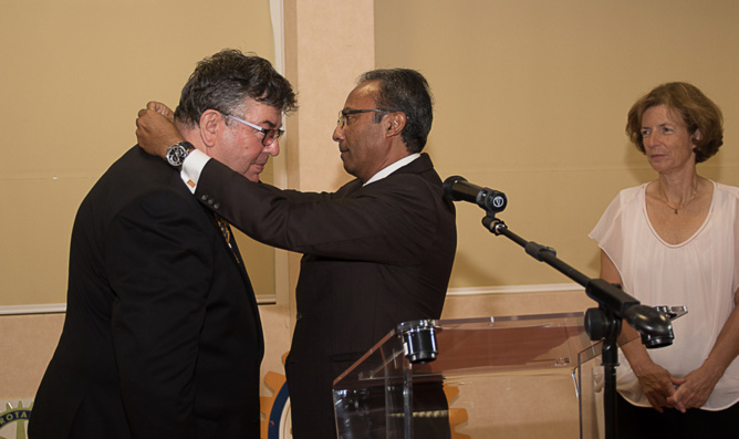 Roland Le Carff reçoit le collier des mains de Gilbert La Porte Roland Le Carff reçoit le collier des mains de Gilbert La Porte