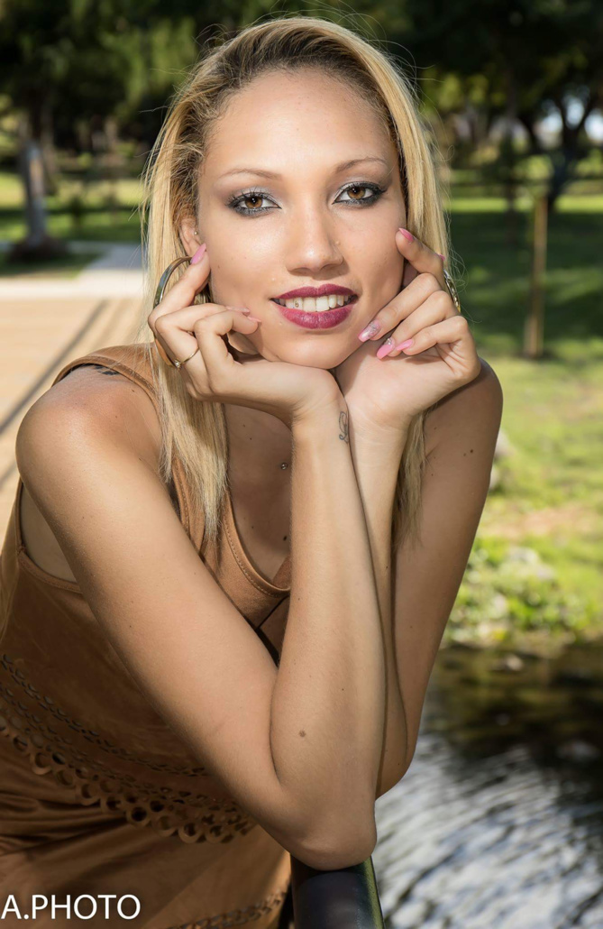 Elle adore le maquillage... Elle adore le maquillage...