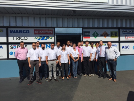 Les salariés de SACI devant le magasin du Port Les salariés de SACI devant le magasin du Port