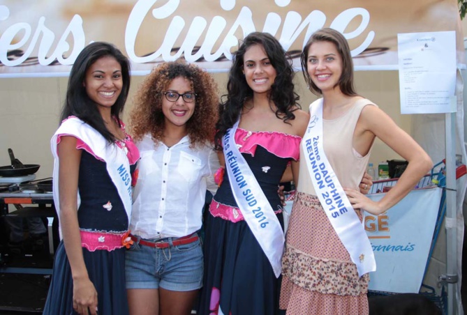 Adeline, Anaïs et Floriane avec une fan! Adeline, Anaïs et Floriane avec une fan!