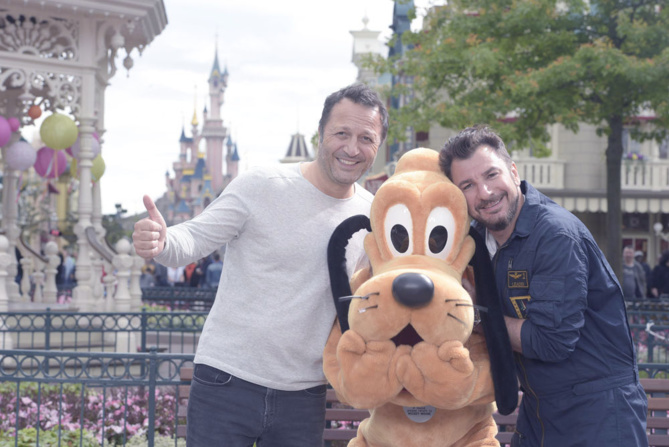 Arthur et Michaël Youn avec leur ami Pluto