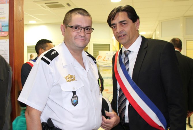 Le maire Bachil Vally avec le commandant de la brigade de gendarmerie de l'Entre-Deux