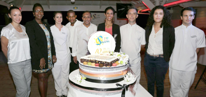 Le superbe gâteau d'anniversaire! Le superbe gâteau d'anniversaire!
