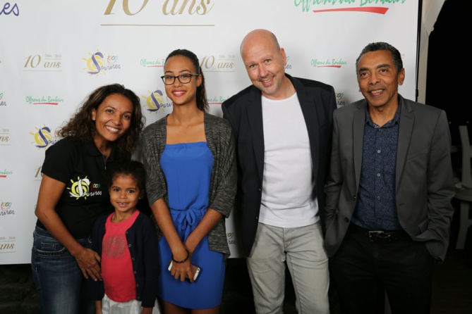 La marraine et le parrain avec Patrice Peta, directeur du Palm Hotel, et ses deux filles La marraine et le parrain avec Patrice Peta, directeur du Palm Hotel, et ses deux filles