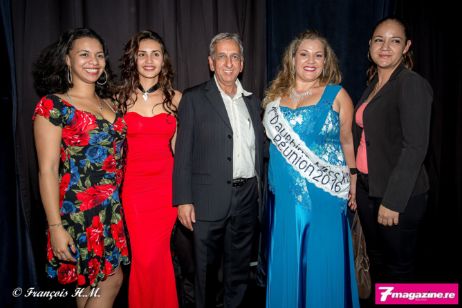 Coralie Bourice et ses amies avec Aziz Patel Coralie Bourice et ses amies avec Aziz Patel
