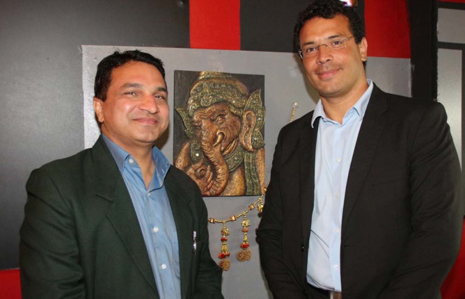 Sanjeev Kumar Bhati et un des convives de cette soirée Sanjeev Kumar Bhati et un des convives de cette soirée