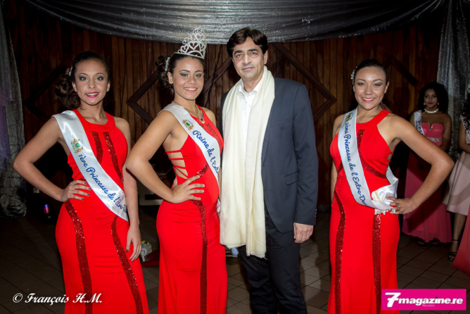 Les lauréates avec le maire Bachil Vally Les lauréates avec le maire Bachil Vally