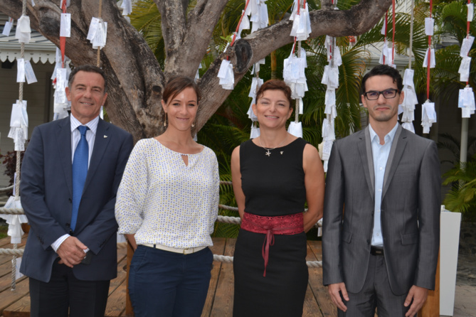 Devant l'arbre à souhaits de l'hôtel, Jean-Marc Grazzini avec l'équipe Air Austral, Emmanuelle Naoures, assistante communication interne et institutionnelle, Valérie Calligrafi, responsable marketing et communication, et Fabien Fusiller, responsable du programme Capricorne