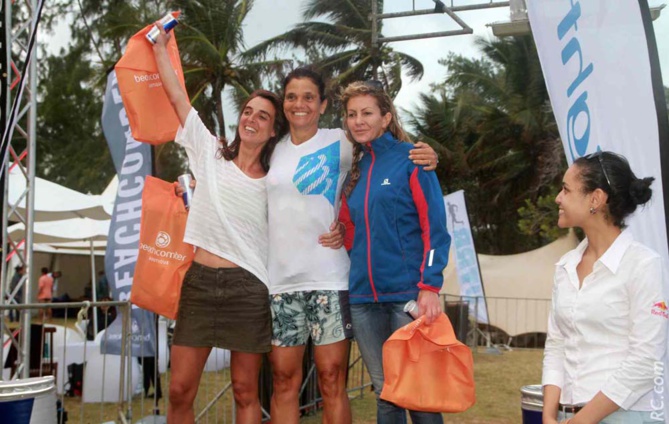 Le podium des 47 km Femmes : Valérie Gérard (Maurice) Agathe Poignet et Sophie Bége, toutes deux de la Réunion.