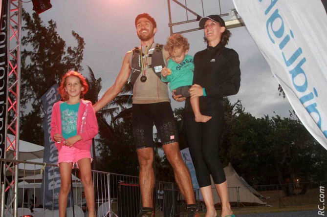 Romain Bayol avec son épouse Vanessa et leurs enfants, ou la victoire fêtée en famille. Romain Bayol avec son épouse Vanessa et leurs enfants, ou la victoire fêtée en famille.