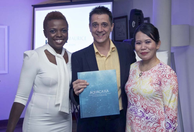 Willi avec son épouse (en blanc) et une invitée Willi avec son épouse (en blanc) et une invitée