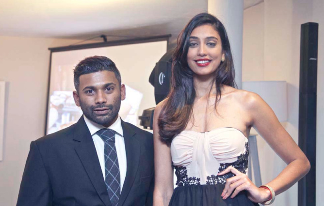 Angie Callychurn, Miss Supranational Mauritius, et le responsable mauricien de booking.com Angie Callychurn, Miss Supranational Mauritius, et le responsable mauricien de booking.com