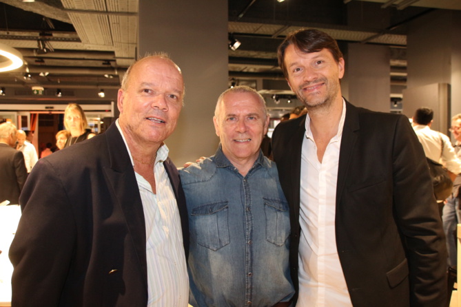 Jean-Claude Vitry, responsable boutique Orange, Bernard Feuillade, président du XV Dionysien, et Pierre Clément, directeur Entreprises France
