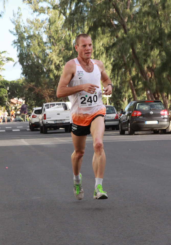 Sur la mythique route de la Corniche, François Lebon dispute son premier marathon de 2016 Sur la mythique route de la Corniche, François Lebon dispute son premier marathon de 2016