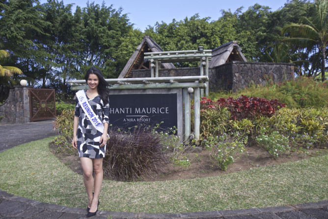 Devant l'entrée de l'hôtel... Devant l'entrée de l'hôtel...