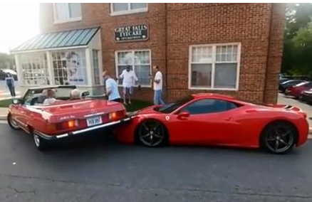 Créneau raté: elle chevauche une Ferrari!