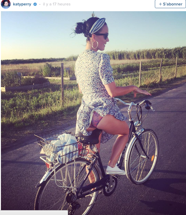 Katy Perry, à vélo elle montre sa jolie culotte
