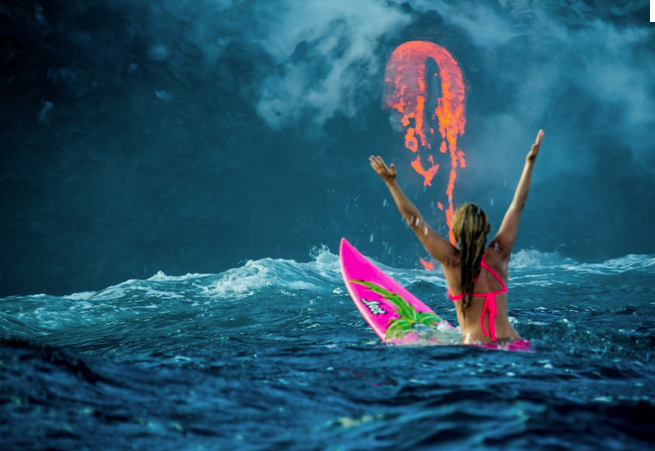 Elle surfait à côté d'un volcan inactif quand...