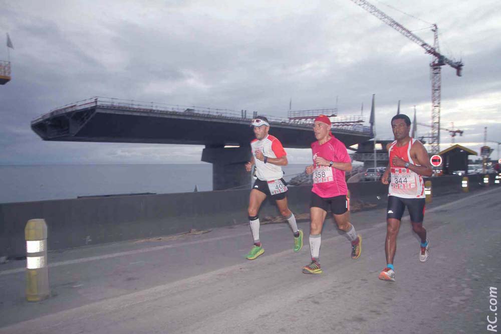 Le passage au niveau de la Grande Chaloupe, devant l'impressionnant chantier de la Nouvelle Route du Littoral