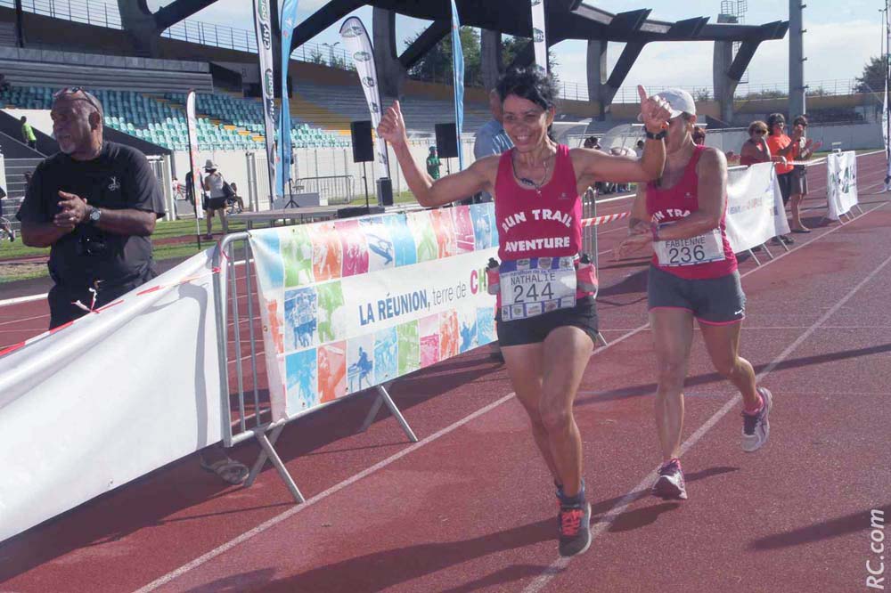 Nathalie Mercher (2ème V2) et Fabienne Marion (3ème V1) arrivent ensemble à Saint-Paul. Elles sont ravies de leur périple