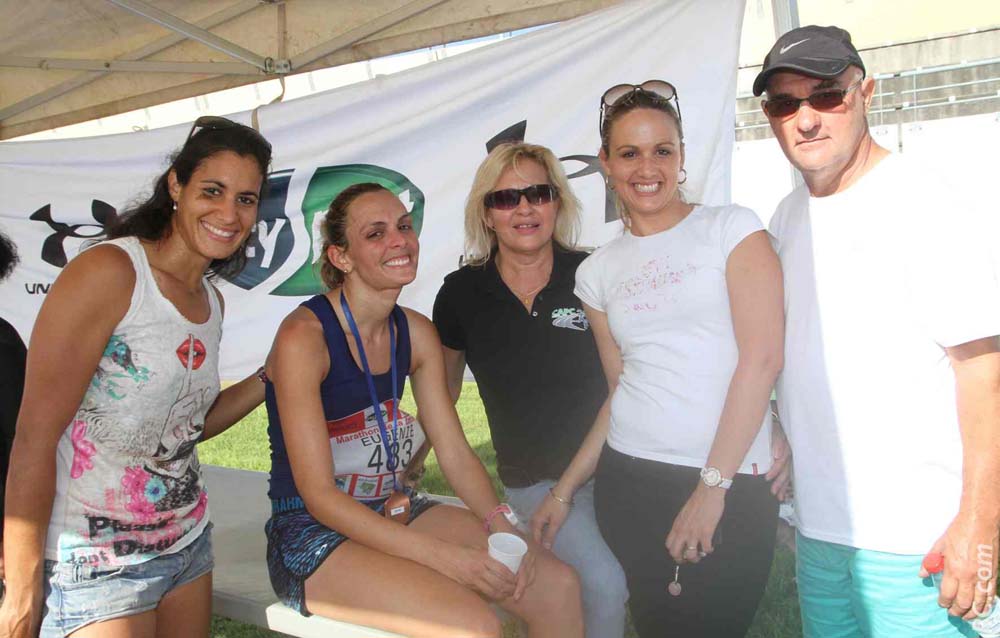 Eugénie Mareux félicitée par sa famille et ses amies qui l'ont suivie pas à pas ( ou presque) sur ces 42,195 km du Marathon de la Corniche