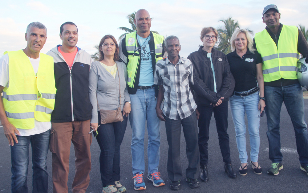 Responsable de le Sécurité Routière, Christine Geoffroy (avec des lunettes et en veste noire), sous-préfète de Saint-Benoît, est venue constater de visu le déroulement de l'épreuve