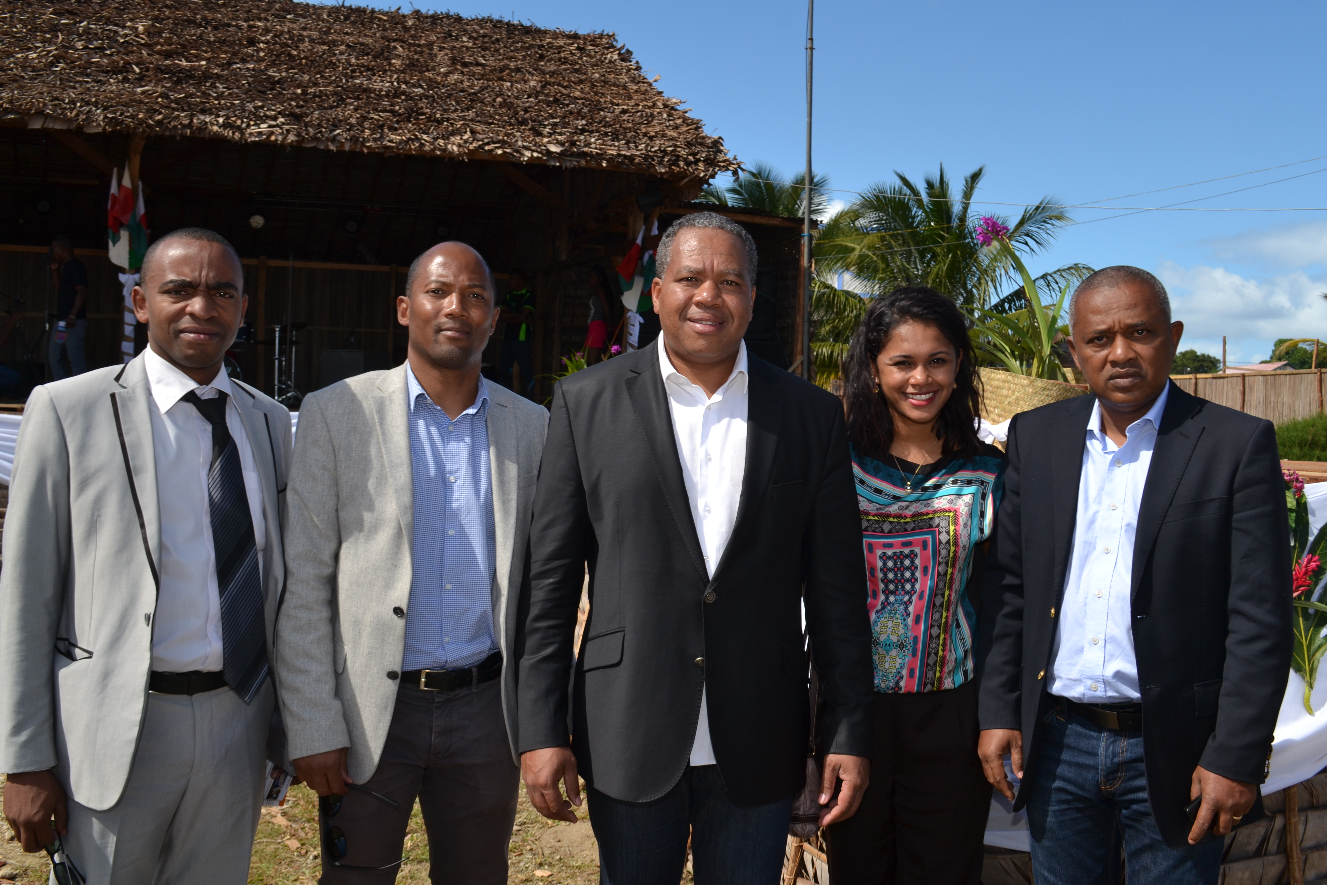 Le Ministre avec son staff rapproché: Gérard Bemasy, conseiller, Claudia Lamarre, Chef du Protocole, et Achille Razafindramosa, directeur de cabinet