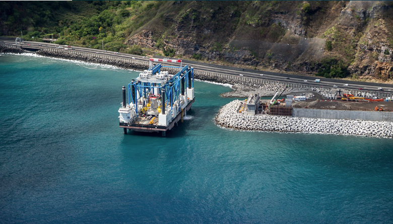 La barge Zourite star de la Nouvelle Route du Littoral