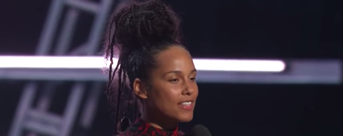 Alicia Keys se présente sans maquillage