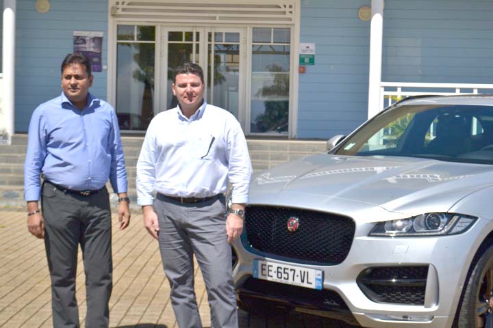 Salim Doba, chef des ventes Jaguar Saint-Denis, et Grégory Legendre, directeur Kolors Automobiles