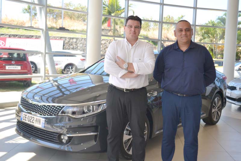 Grégory Legendre et Samuel Babeuf, chef des ventes Kia Saint-Pierre