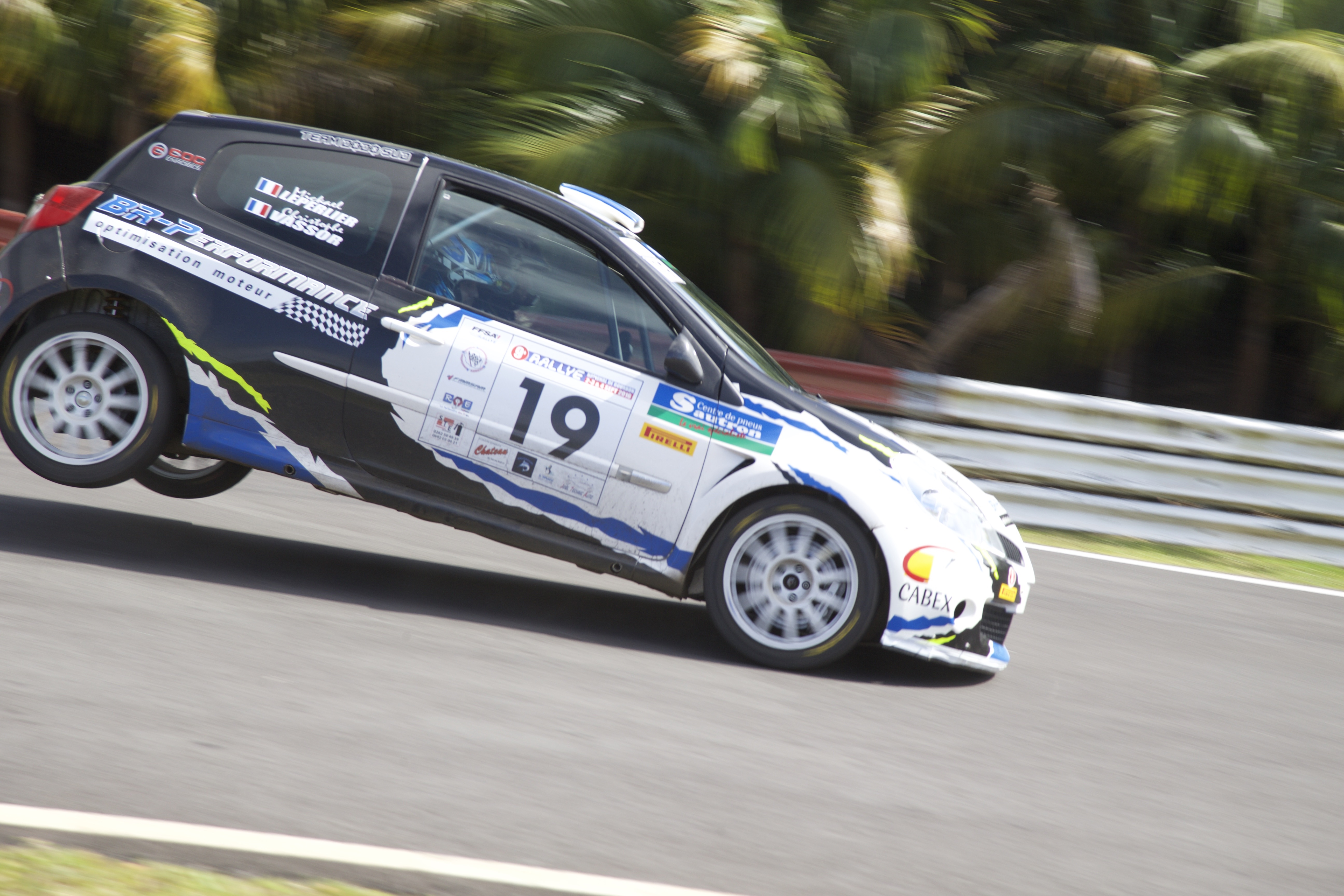 Stéphane Sam-Caw-Freve remporte le Rallye Bourbon; photos spectaculaires!