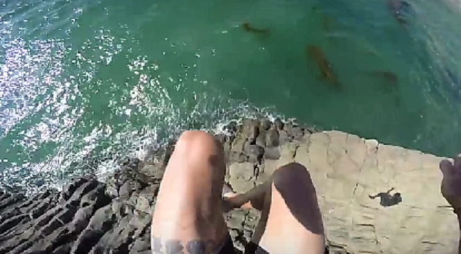 Le cascadeur frôle la mort en sautant d’El Morro