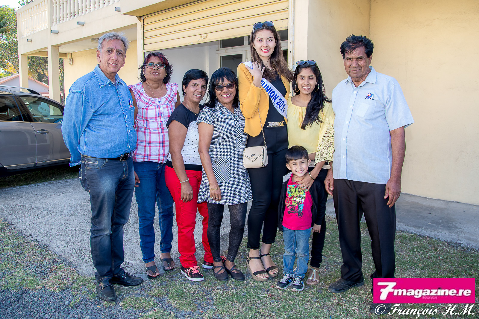 Avec la famille Valléama, Auguste, Kamla, et les enfants, qui ont reçu Miss Réunion pour le déjeuner