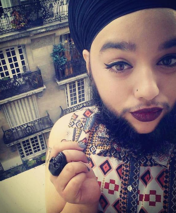 La femme à barbe la plus jeune du monde