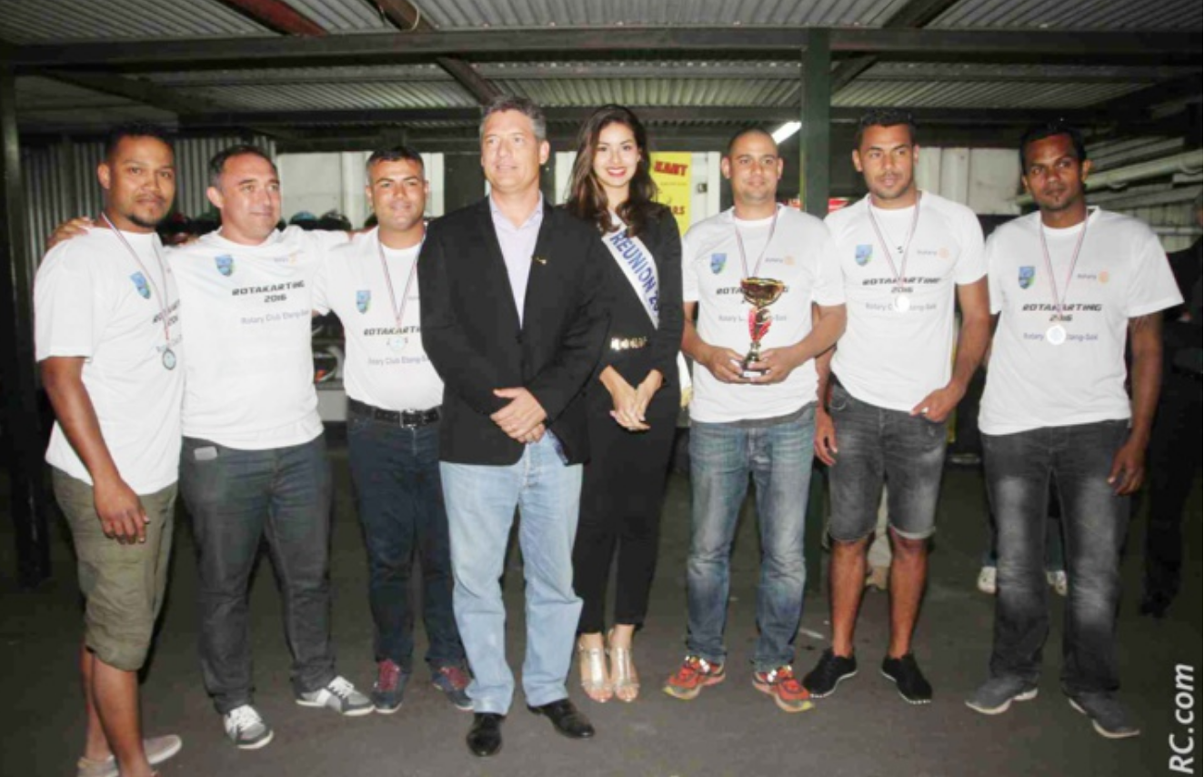 Jacky Fontaine (RC Etang Salé), et son équipe Endel, gagnante du challenge, aux côtés de Daniel Gauvin et Ambre N'guyen