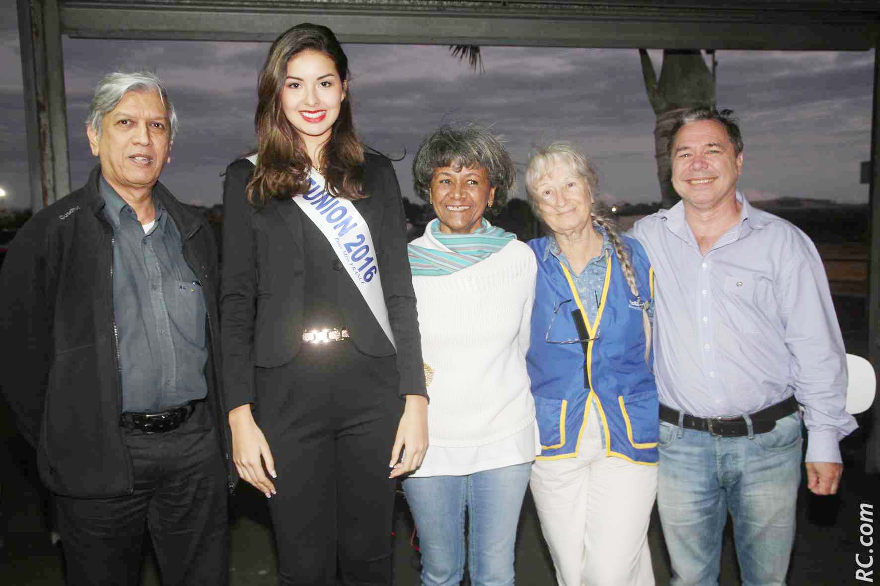 Ambre N'guyen avec des membres du Rotary Club Etang Salé, Zoeb Boudhabhay, Nancy Gennepy, Aline Paurd et Ludgé Ethève